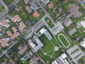 Co:Abitare: Cohousing in funzione. Vimercate (Milano) - Cohousing La Corte dei girasoli - Fotografia da drone - Veduta dall'alto - Case - Strade - Prati - Automobili