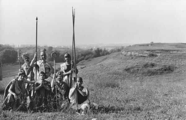 Campagna romana - sul set del film "La ricotta" - attori travestiti da soldati romani e pastori