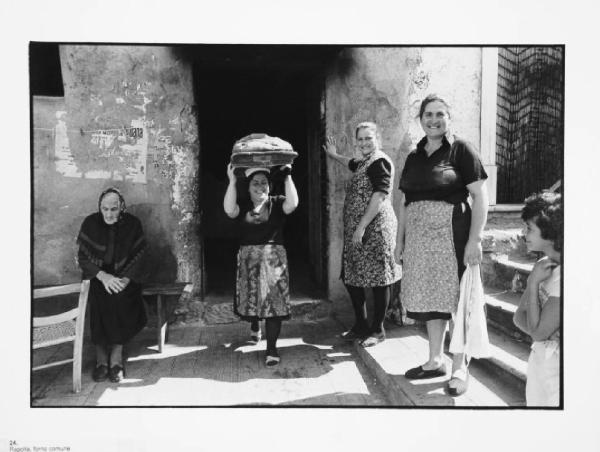 Lucania - Rapolla - donne al forno comune