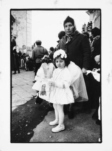 Lucania - Barile - processione del Venerdì Santo - bambina travestita da angelo