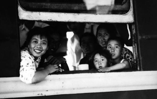 Cina - famiglia affcciata al finestrino di una carrozza ferroviaria
