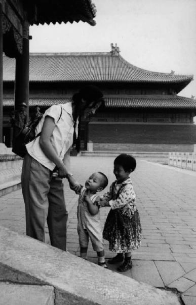 Cina - Pechino - famiglia all'interno della Città Proibita - madre e figli