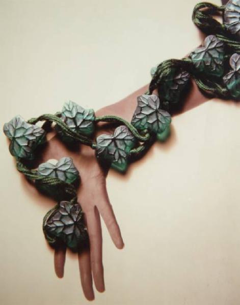 I gioielli della fantasia. Mano femminile - Collana di René Lalique, Francia, circa 1920 - Fili di maglia e foglie d'edera di vetro opalino