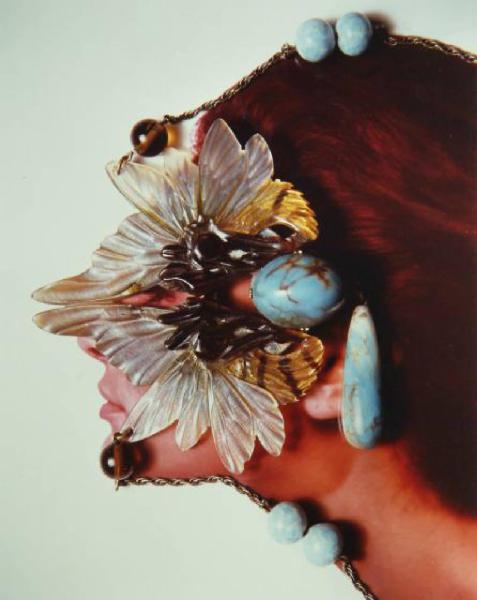 I gioielli della fantasia. Profilo femminile - Collana di Elisabeth Bonté, Francia, 1900-1910 - Farfalla in vetro opalino colorato e opali