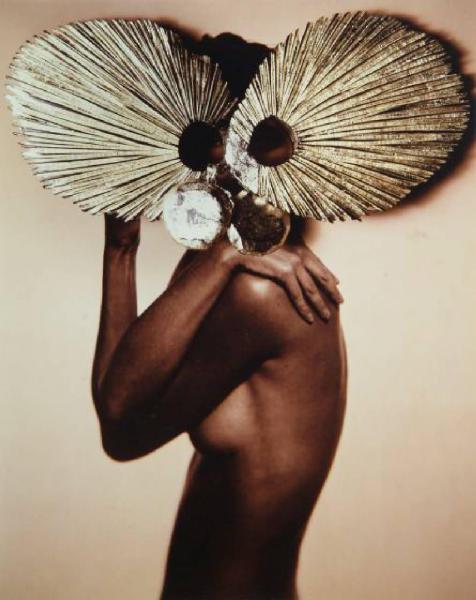 I gioielli della fantasia. Figura femminile - Orecchini di Loulou De la Falaise per Yves Saint Laurent, Francia, 1991 - Come maschera sul volto