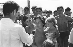 Pier Paolo Pasolini intervista i bagnanti sulla spiaggia di Ostia