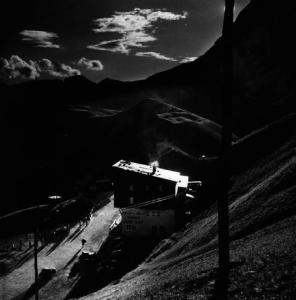 Dolomiti: passo Sella - Montagna - Sentiero - Rifugio - Cielo - Nuvole - Persone