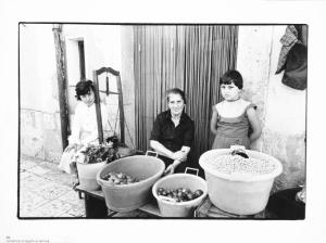 Lucania - Venosa - venditrice di legumi e due bambine