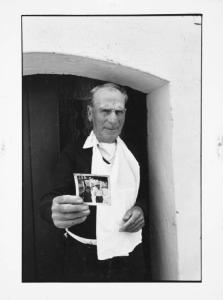 Lucania - Aliano - anziano con fotografia