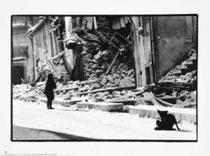 Lucania - Pescopagano - donna osserva le macerie di una casa distrutta dal terremoto