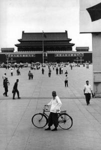 Cina - Pechino - piazza Tien Ammen - anziano in bicicletta