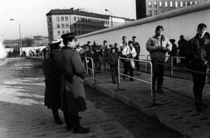 Berlino Ovest - cittadini di Berlino est in fila per visitare l'altra parte della città