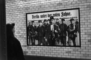 Berlino Est - stazione della metropolitana di Samarita Strasse - manifesto propagandistico