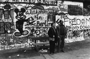 Berlino Ovest - turisti in posa davanti al muro coperto di scritte