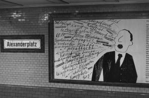 Berlino Est - stazione della metropolitana di Alexanderplatz - manifesto propagandistico