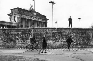 Berlino Ovest - il muro sorvegliato da militari della Germania dell'Est - oltre la Porta di Brandeburgo