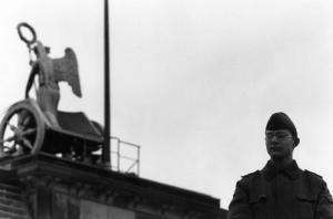 Berlino Est - militare di guardia al muro - sullo sfondo la quadriga della Porta di Brandeburgo