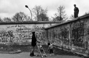Berlino Ovest - mamma e bambino conversano con un militare di Berlino Est di guardia al muro