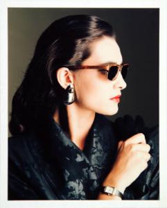 Campagna pubblicitaria per Trussardi Donna - Modella di profilo: giacca damascata, occhiali da sole, orecchino d'argento, orologio