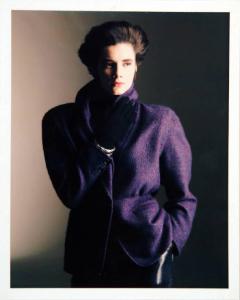 Campagna pubblicitaria per Trussardi Donna - Modella in viola: giacca di tweed e pantaloni in pelle