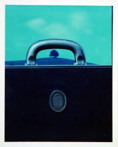 Campagna pubblicitaria per Trussardi Accessori - Pelletteria - Borsa ventiquattrore in pelle - Sfondo azzurro
