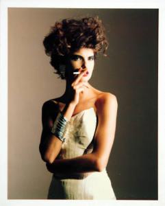 Campagna pubblicitaria per Trussardi Donna - Modella con tubino bianco e largo bracciale d'argento - Capelli cotonati - Sigaretta