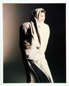 Campagna pubblicitaria per Trussardi Donna - Modella di profilo: giacca e gonna bianchi - Sciarpa che copre la testa