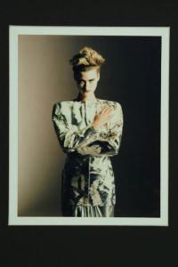 Campagna pubblicitaria per Trussardi Donna - Modella con braccia incrociate sul busto: giacca e gonna argentate - Pattern con foglie