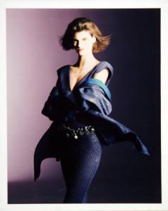 Campagna pubblicitaria per Trussardi Donna - Modella con abito in maglia aderente e scollato - Cintura in metallo