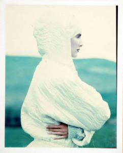 Campagna pubblicitaria per Trussardi Donna - Esterno: paesaggio bucolico - Modella di profilo: giacca da neve bianca con cappuccio