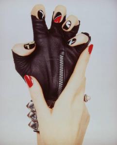 Still-life - Due mani femminili avvighiate - Mano con smalto nero e rosso e mezzo-guanto di pelle nera borchiata - Mano con smalto rosso e anello con perla