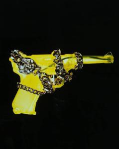 Still-life - Collana d'oro attorcigliata ad una pistola giocattolo gialla