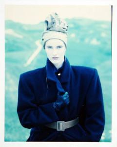 Campagna pubblicitaria per Trussardi Donna - Esterno: paesaggio bucolico - Modella con cappotto blu, cintura e turbante