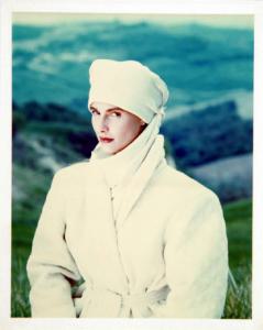 Campagna pubblicitaria per Trussardi - Esterno: paesaggio bucolico - Modella con cappotto bianco e cappello