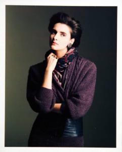Campagna pubblicitaria per Trussardi Donna - Modella con mano sotto il mento: abito di lana scuro, foulard e orecchini
