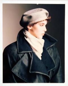 Campagna pubblicitaria per Trussardi Donna - Modella di profilo: basco beige. montone nero e sciarpa bianca