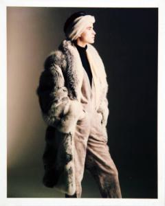 Campagna pubblicitaria per Trussardi Donna - Modella di profilo: pelliccia di volpe e fascia di lana sul capo