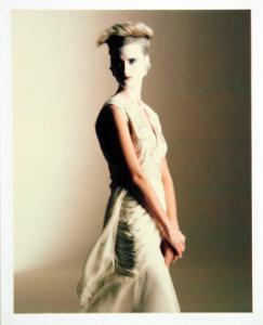 Campagna pubblicitaria per Trussardi Donna - Modella di tre quarti con abito da sera bianco - Acconciatura raccolta