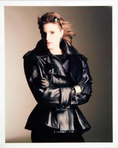 Campagna pubblicitaria per Trussardi Donna - Modella con braccia incrociate davanti al petto - Giacca e guanti in pelle nera - Occhiali da sole