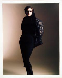 Campagna pubblicitaria per Trussardi Donna - Modella con montone lavorato e occhiali da sole - Total black