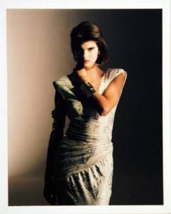 Campagna pubblicitaria per Trussardi Donna - Modella con mano che avvolge il collo - Abito da sera bianco ricamato - Larghi bracciali metallici