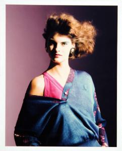 Campagna pubblicitaria per Trussardi Donna - Modella con maglia in lana azzurra su top fucsia - Capelli cotonati - Grandi orecchini