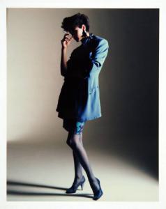 Campagna pubblicitaria per Trussardi Donna - Modella a figura intera di profilo - Blazer blu scuro su abito fantasia - Sigaretta