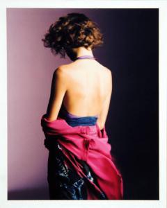 Campagna pubblicitaria per Trussardi Donna - Modella di schiena: giacca rosa abbassata e gonna fantasia - Schiena nuda