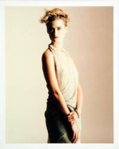Campagna pubblicitaria per Trussardi Donna - Modella con top incrociato grigio