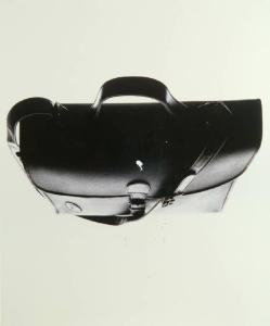 Campagna pubblicitaria per Trussardi Accessori - Pelletteria - Borsa in pelle nera - Visione dall'alto
