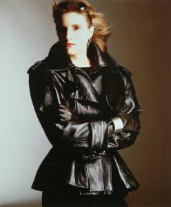 Campagna pubblicitaria per Trussardi Donna - Modella con giacca di pelle, guanti e occhiali da sole - Total black