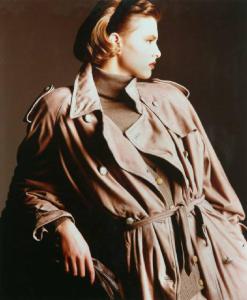 Campagna pubblicitaria per Trussardi Donna - Modella di profilo: cappotto di pelle scamosciata, guanti e dolcevita color cammello