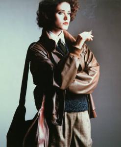 Campagna pubblicitaria per Trussardi Donna - Modella di profilo: giacca di pelle color tabacco, pantaloni da uomo, camicia bianca e cravatta