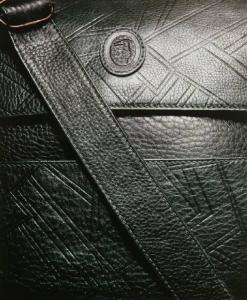 Campagna pubblicitaria per Trussardi Accessori - Pelletteria - Dettaglio: borsa in pelle nera - Logo Trussardi